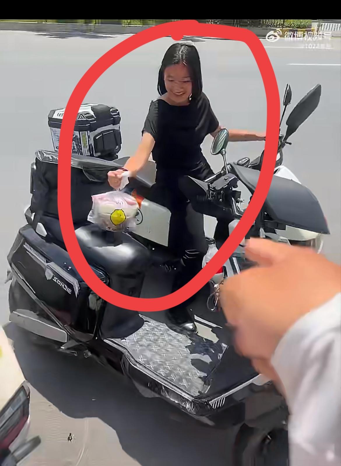 小仙女当街偷外卖，被外卖小哥逮个正着，小仙女嬉皮笑脸，压根不当回事。外卖小哥让她