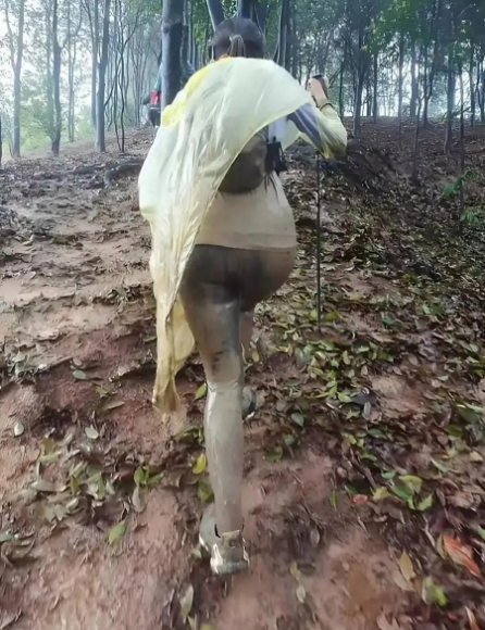 和女领导雨后爬山，现在该怎么办？