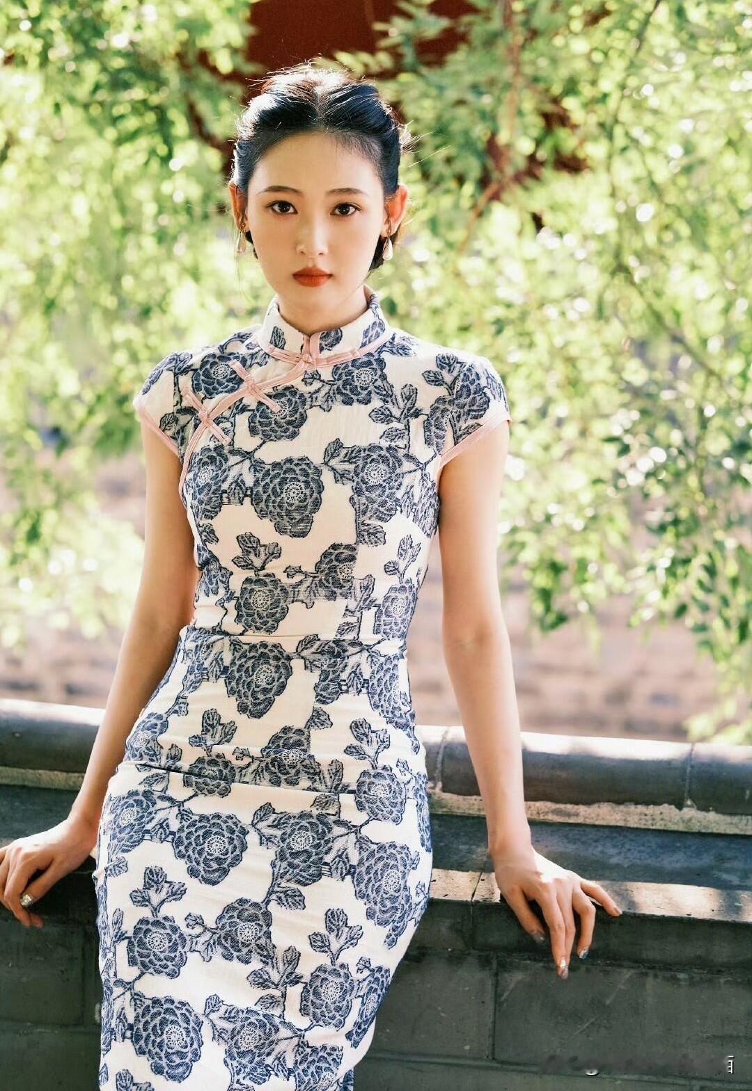 不愧是中戏的校花，舞蹈演员刘玮婷这颜值和气质，比关晓彤好多了。长相端庄大气，落落