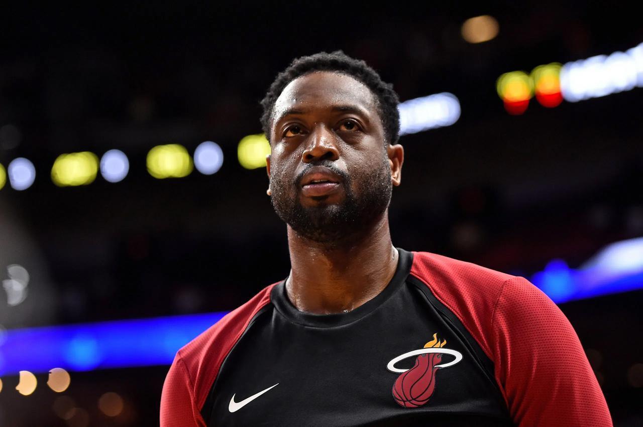 韦德也再度暴露大瓜！在他参加一期播客节目当中，他直接表示：在当年，当詹姆斯的巧克