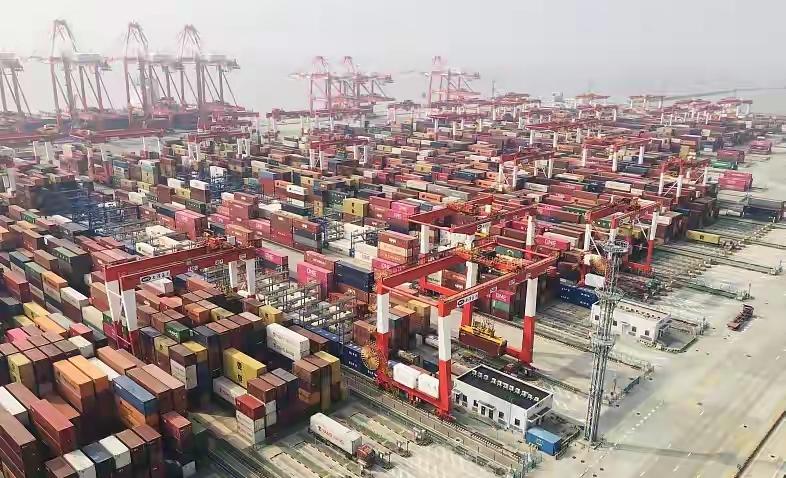 在海南封关前，东大早就对新加坡航运地位射了“四弹”，第一弹横跨亚欧大陆的中欧班列