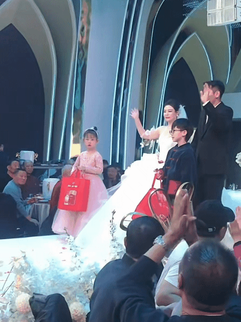 梁靖崑带着儿子皮皮去参加朋友的婚礼[笑着哭]，儿子凉皮长相秀气，这几天他因为晒特