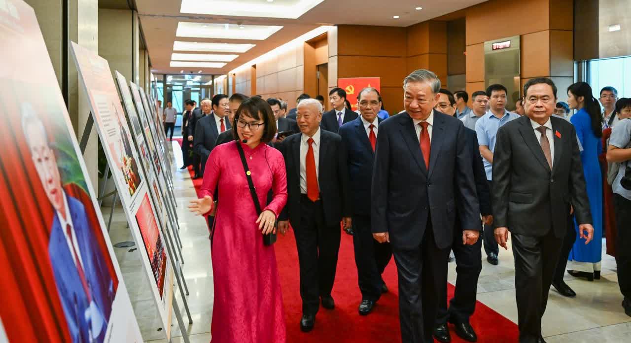 高情商！越南四驾马车到国会参加大会，在参观图片展的过程中，范明政跟在苏林后面，甚