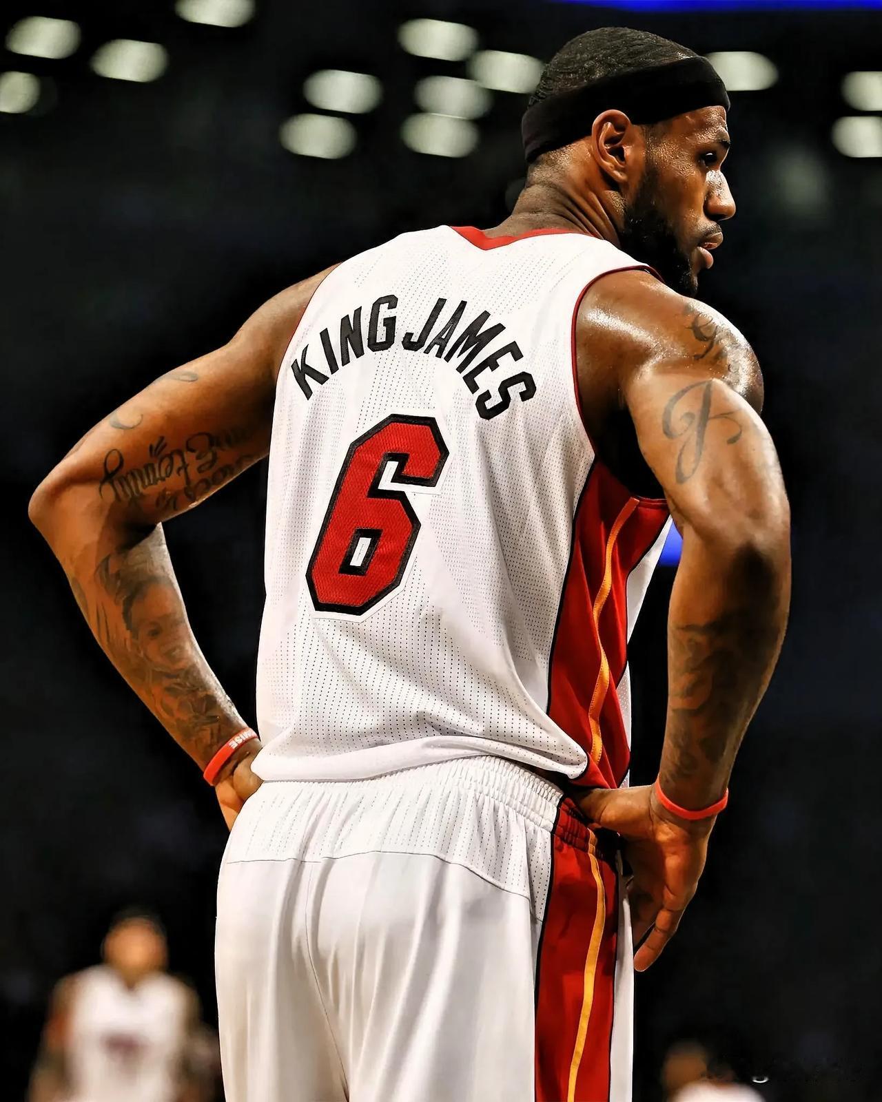 国王詹姆斯是NBA历史上最棒的绰号！詹姆斯在高中时已统治赛场，带领球队三夺州