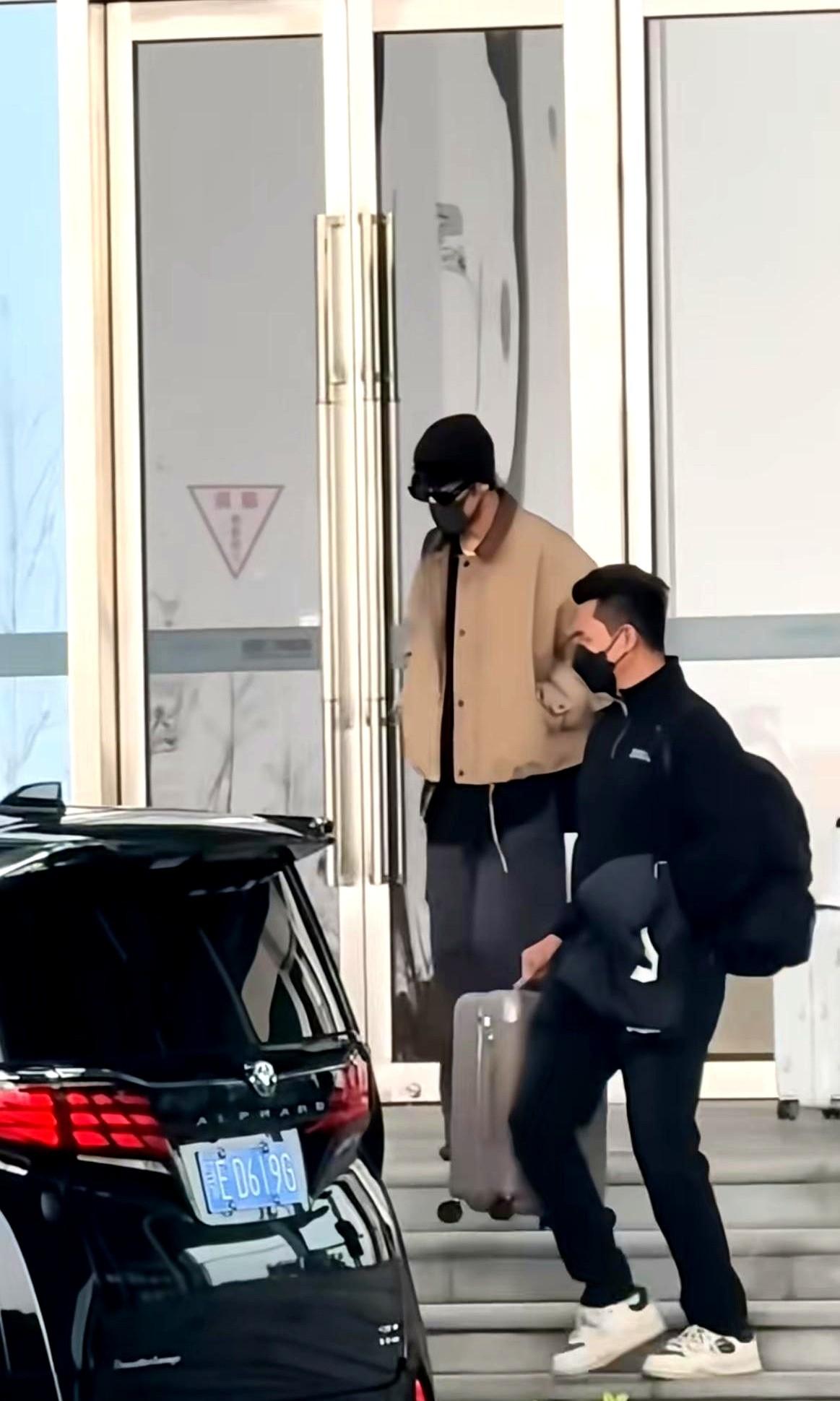 太拼了吧！肖战这波连轴转直接把我看心疼了！现在网上吵翻了，有人说哥哥从锦州飞