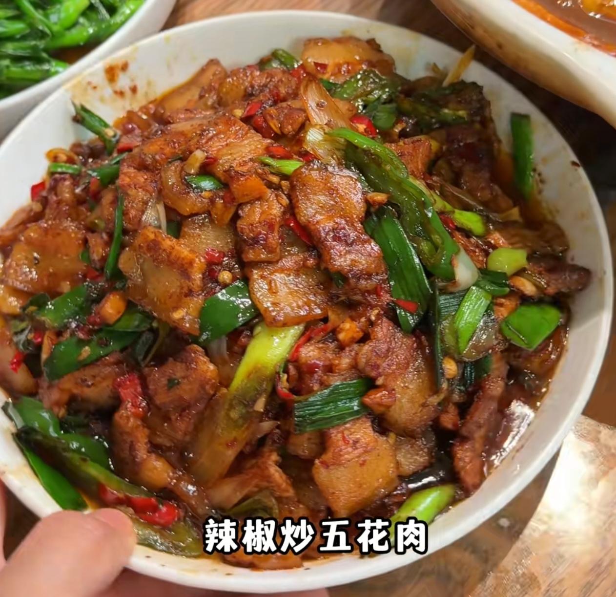 今天上午在单位遇到烦心事，心里很郁闷。一进门，就看到婆婆摆了满