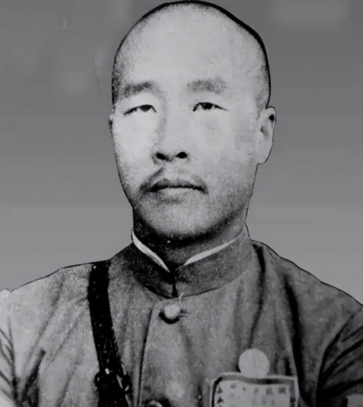 1932年的一天，山东省主席韩复榘正在吃野鸡肉，可是却被野鸡肉里的枪砂硌掉了两颗