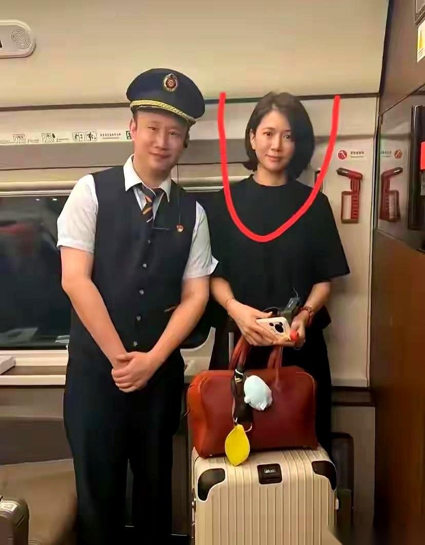 我真的会谢。在地铁上亲眼看见她，整个人都木了。这背影，这身板，这状态，你跟我