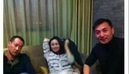 朱媛媛和他也是很好的朋友，朱媛媛舒服的躺在沙发上，轻松自在的像在自己家。他组织的