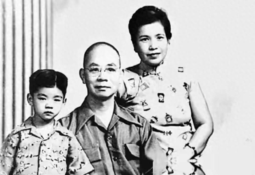 一个在台湾被蒋介石亲手下令枪毙的国民党中将，他留在大陆的儿子却顶着"反动军官子女