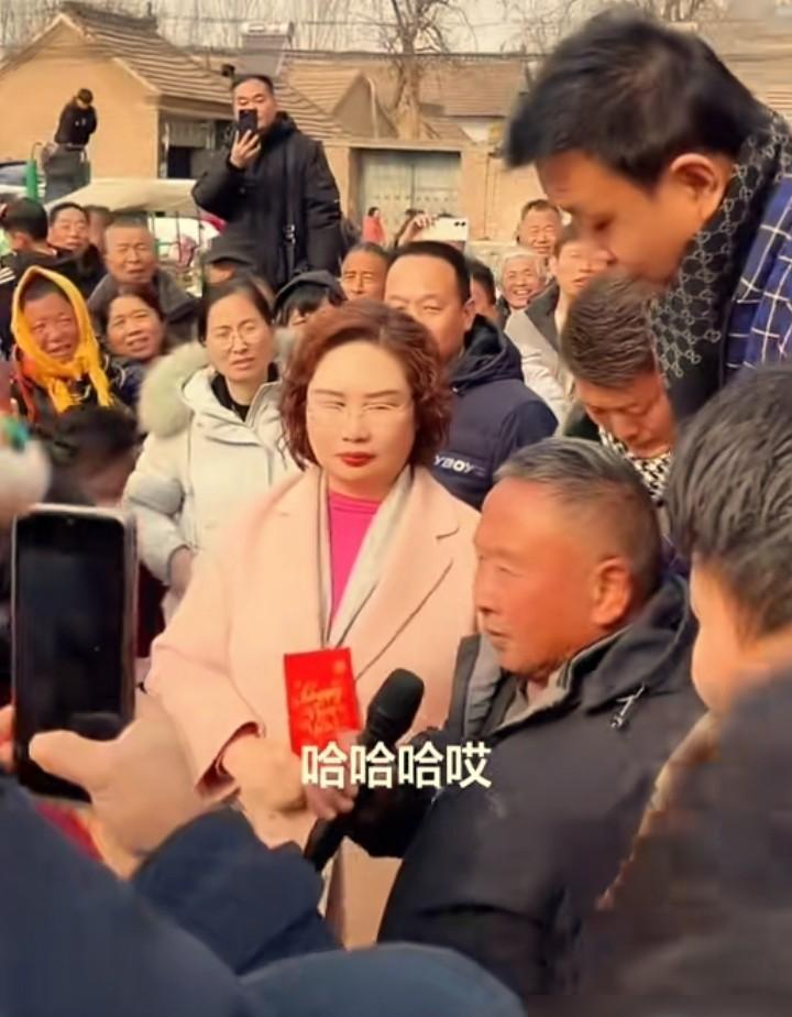 祁隆回村发钱，镜头里“放下姐”一秒抢C位！红包还没捂热，大姐们已喊家人们冲直播