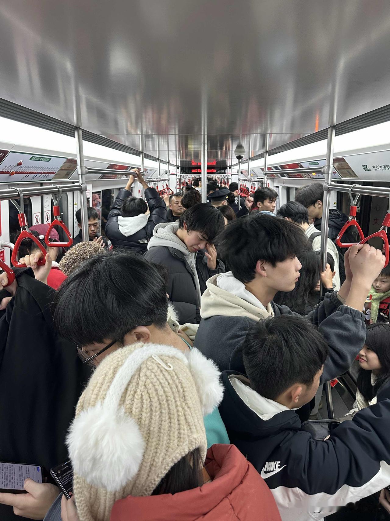 2026年1月1日凌晨1点48分，重庆地铁一号线，大坪站，车厢里挤满了人！啊！今