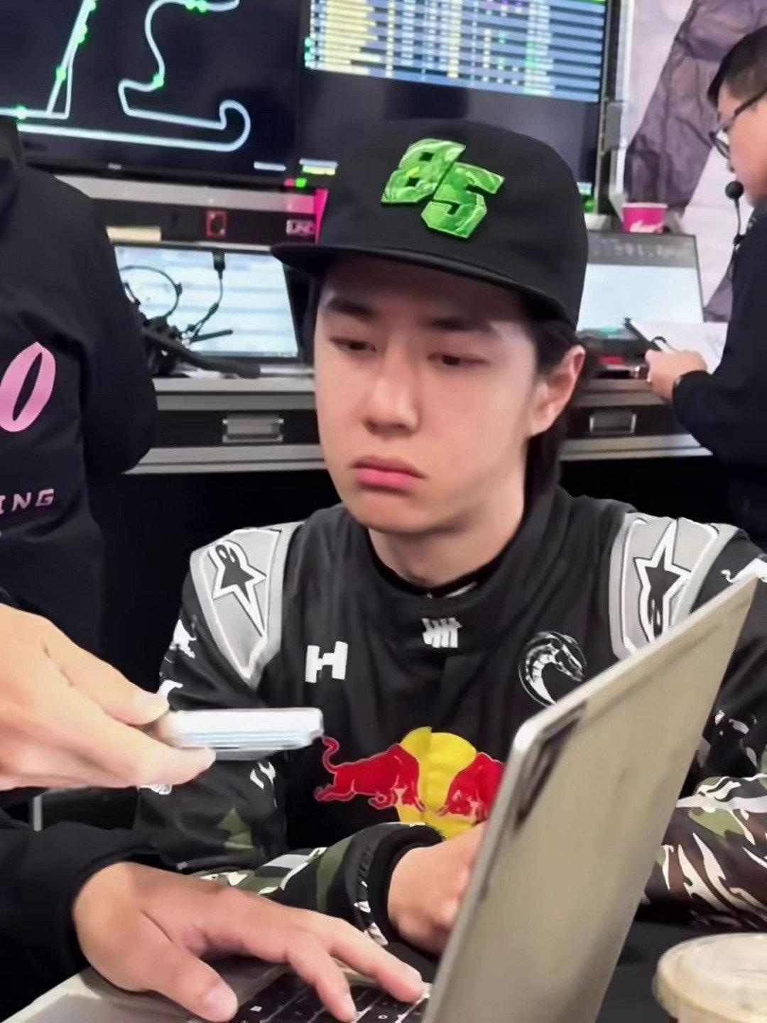 UNDEFEATED王一博三大赞助商联名款、挎包、钥匙扣以及王一博今早出发穿的同