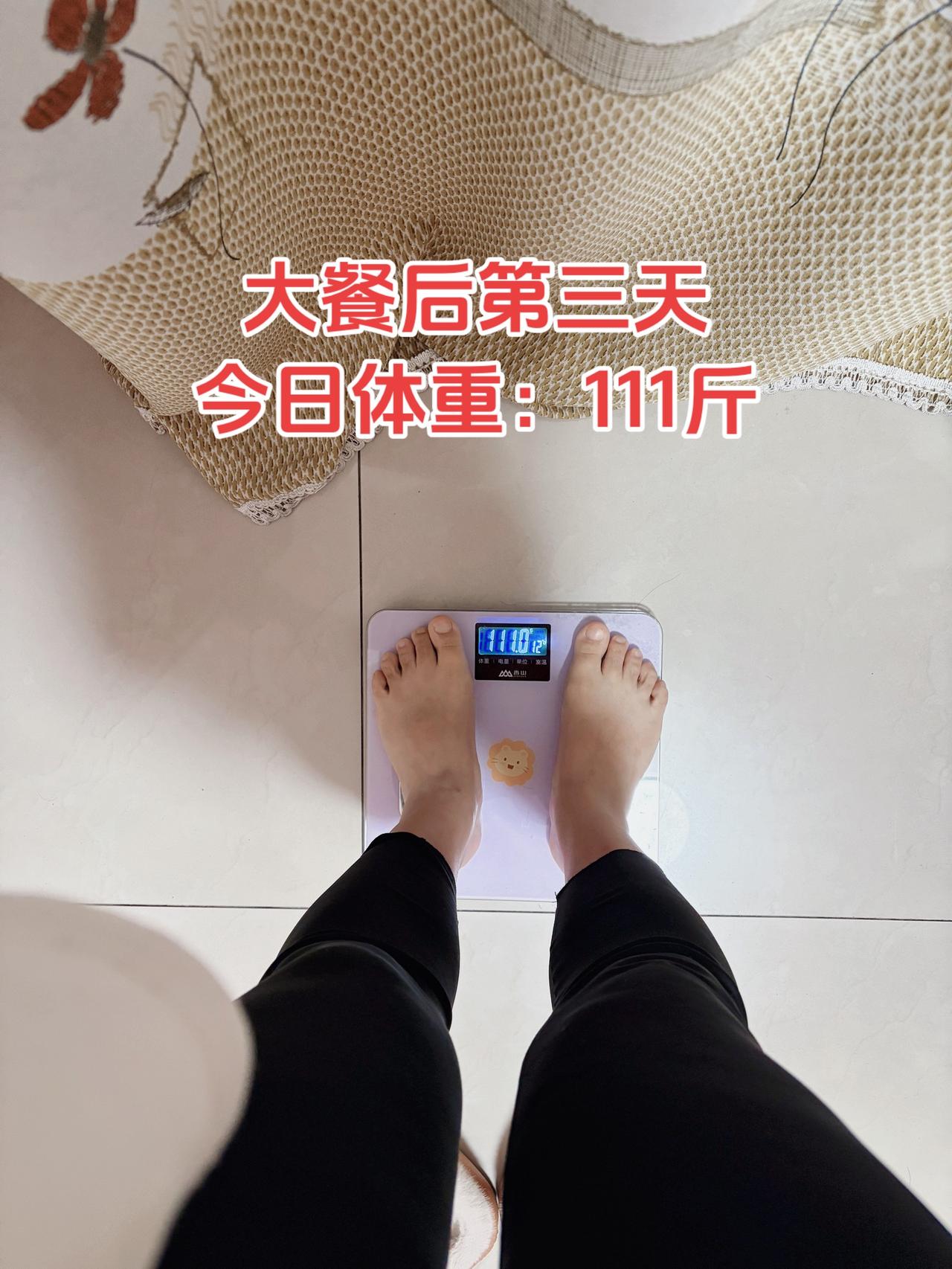 最好的减脂餐是家常菜，目标105斤，加油今日减脂早餐：鸡蛋番茄面包+豆浆