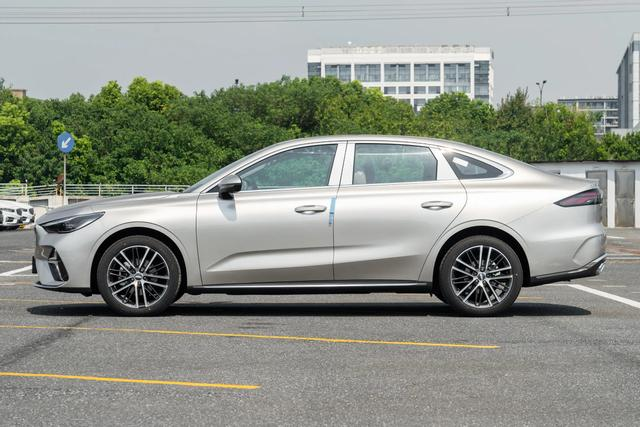 第五代帝豪来了车身侧面依旧是常规三厢车造型，长宽高达到4815/1885/14