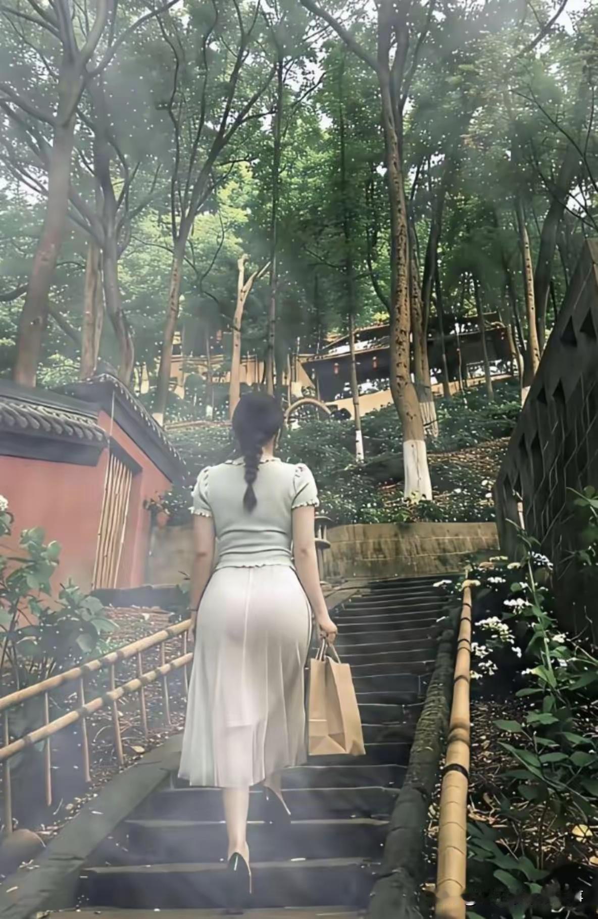 这个背影，无敌了，让人好奇，她到底长的怎么样？