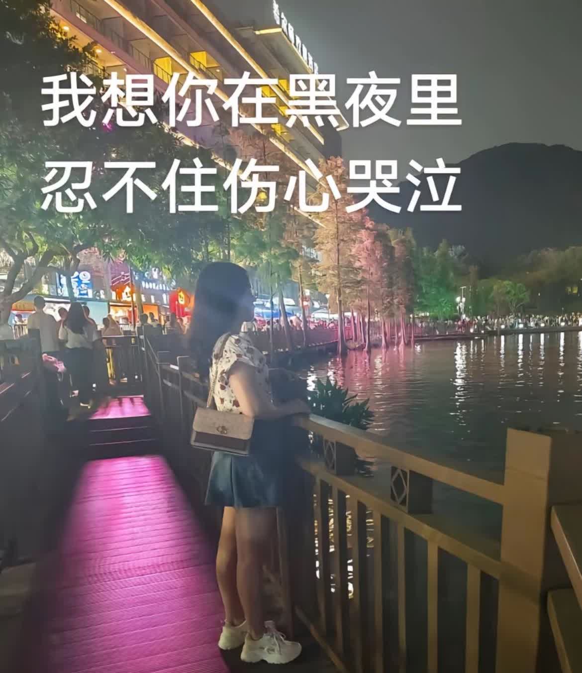 大衣哥前儿媳陈亚男，说想你在黑夜里，难掩会伤心落泪，不难看出她对离开朱小伟一事心