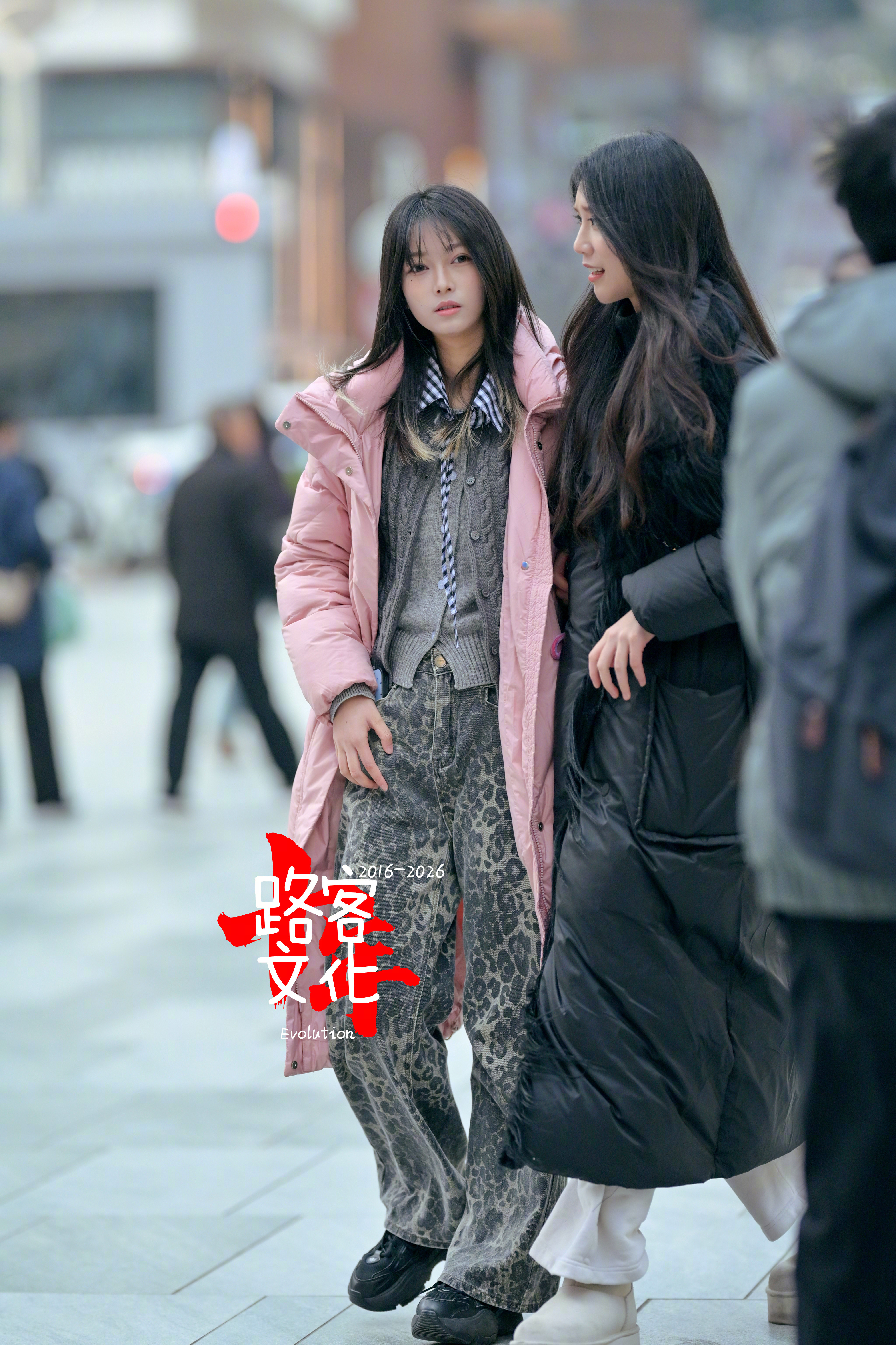 现在的女生都穿得很个性了