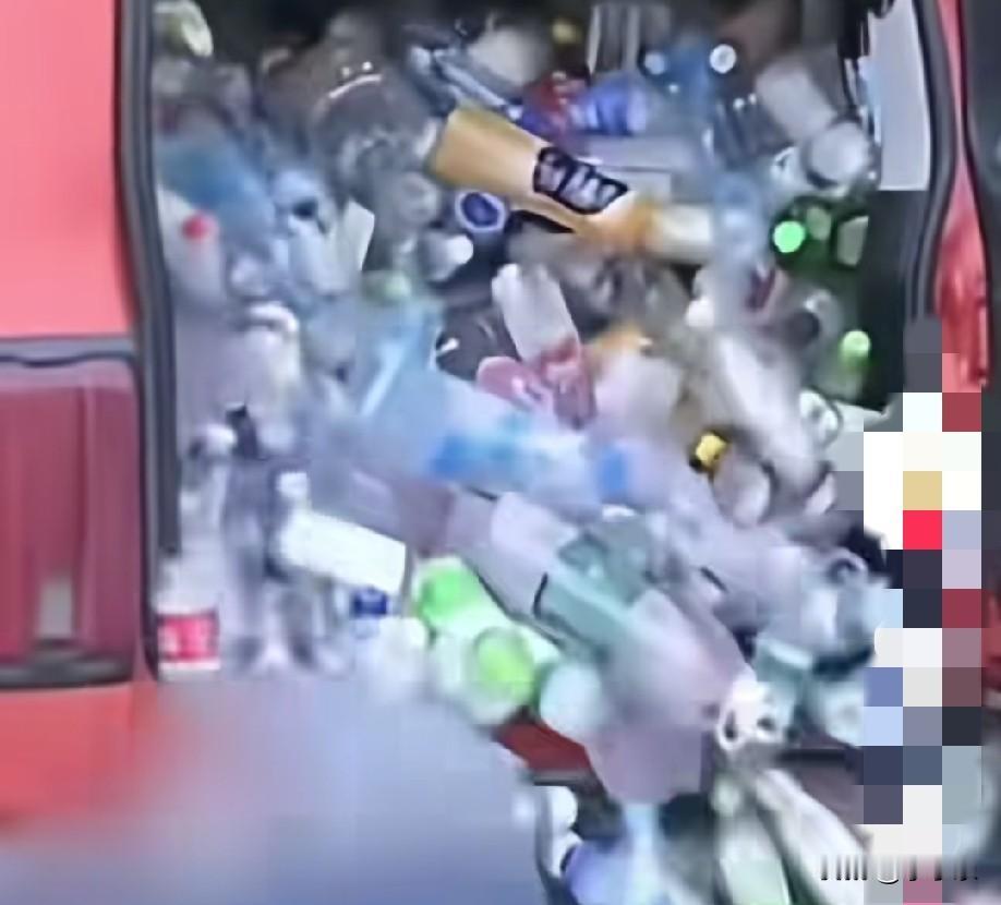 近日，新疆乌鲁木齐一租车博主，默默地积攒了整车空瓶，送给八旬拾荒奶奶，奶奶感激地