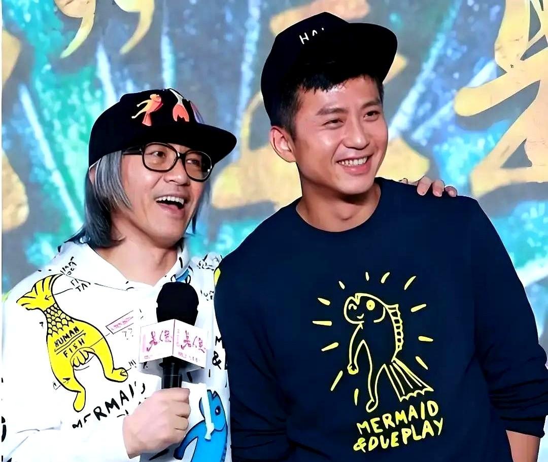 当年票房破33.9亿的邓超，如今连星爷新片《女足》的边都摸不着了。2016年