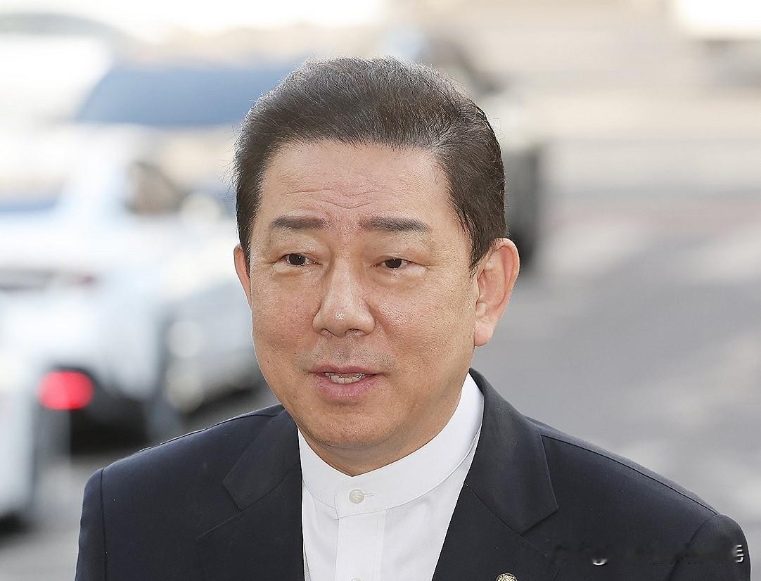 2月27日，韩国警方连续第二天传唤共同民主党前院内代表金炳基，就受贿等13项嫌疑