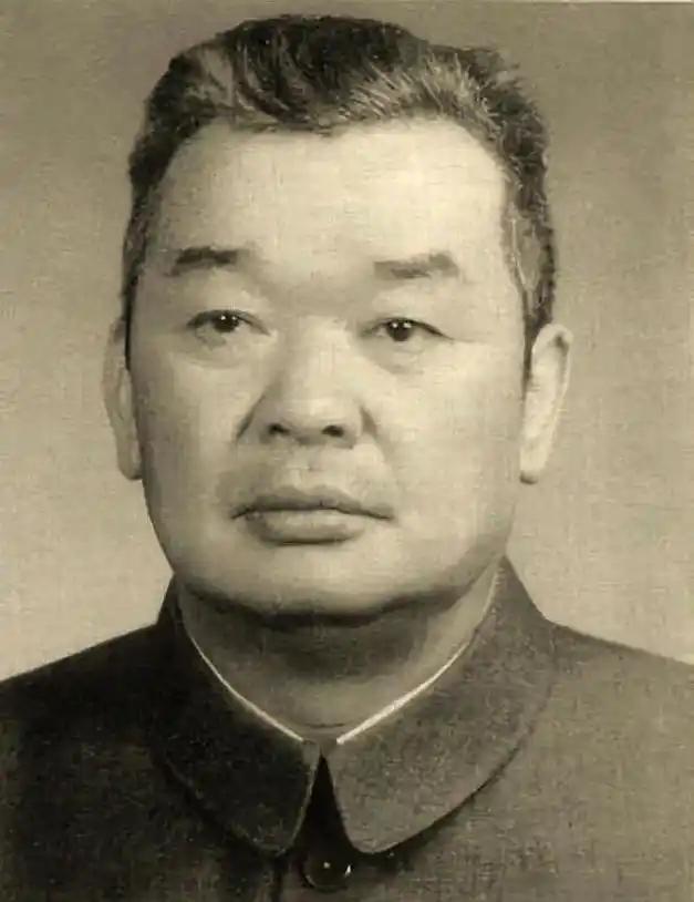 八路军留守兵团下面编制有八个警卫团，各个警卫团的团长分别是贺晋年、周仁杰、陈先瑞