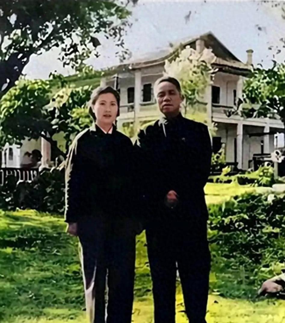 韩先楚上将的妻子有多美？这是两人建国后的老照片，皮肤白皙，气质出众。 193