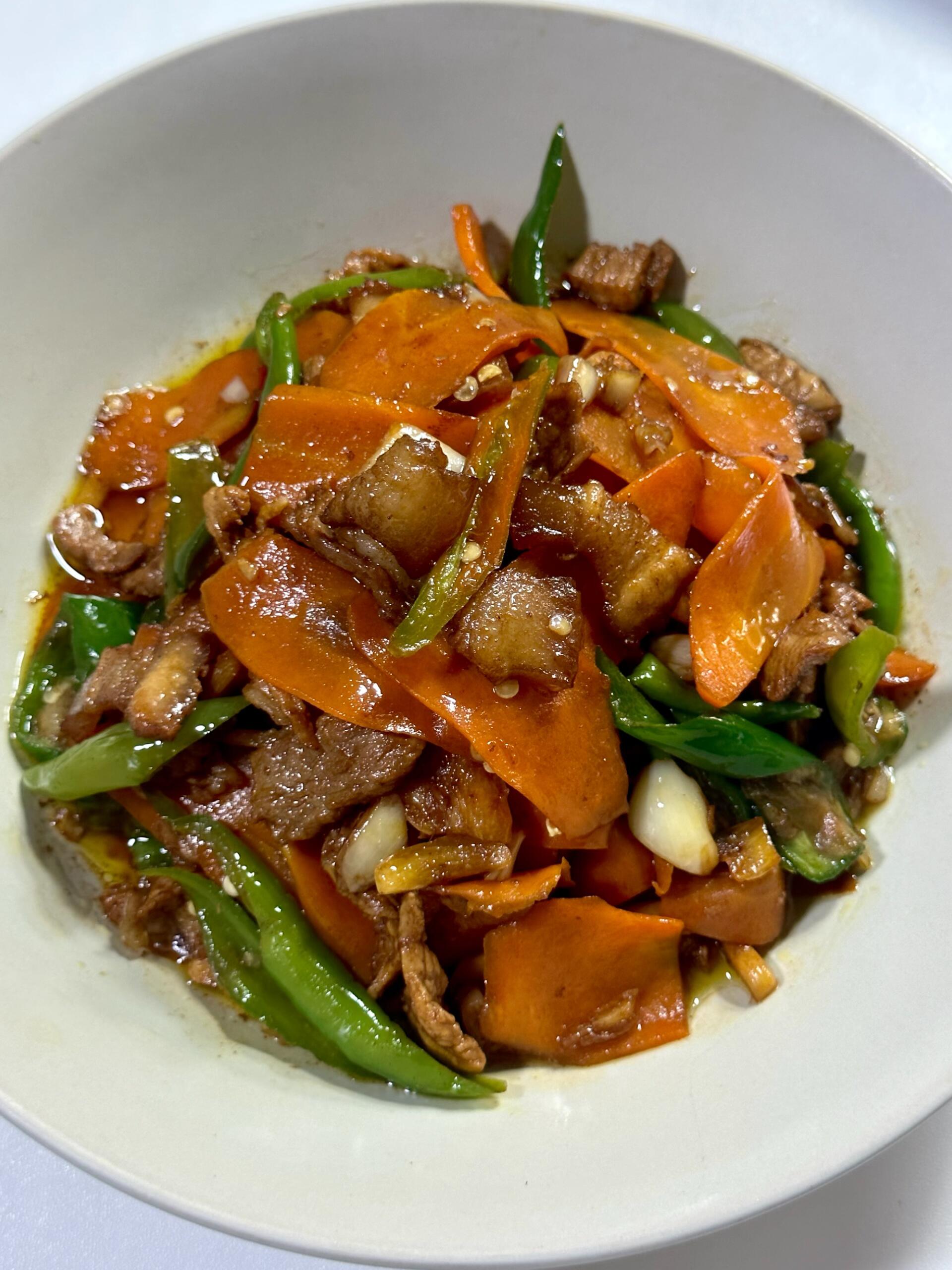 胡萝卜炒前腿肉🔥香辣过瘾，妥妥米饭杀手谁懂啊家人们😭这道胡萝卜炒前腿肉，