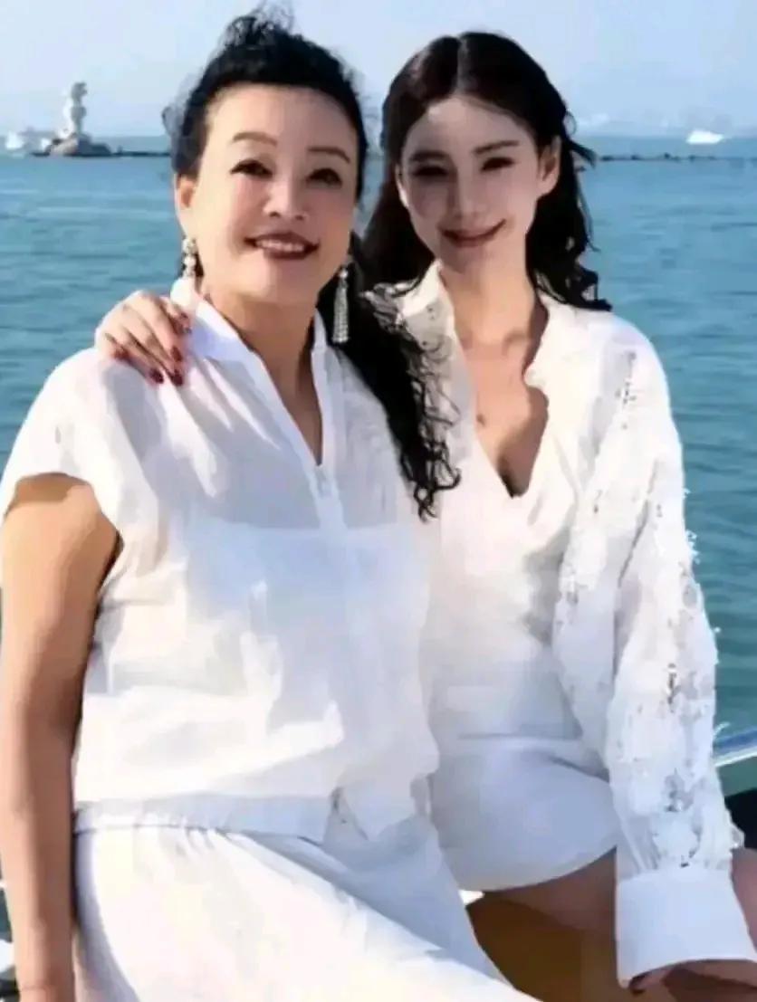 看人家筱梅，和婆婆在一起穿婆媳装，全身白。和老公在一起又是情侣装，全身黑，所以，