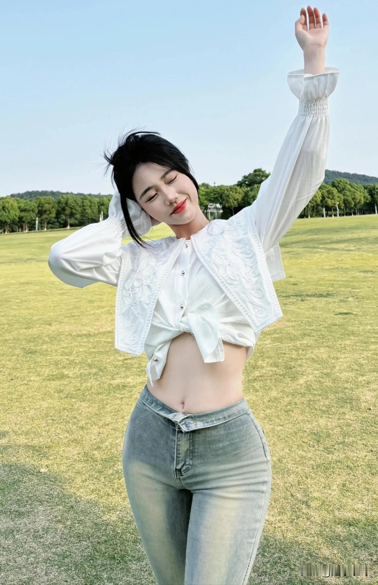 牛仔裤女夏款，永远的经典女人如何穿出含蓄的性感?