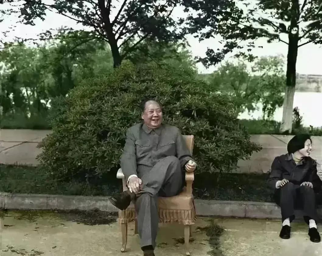 这张照片拍摄于1956年，在武汉的东湖宾馆，主席在看工作人员打篮球，他老人家非常