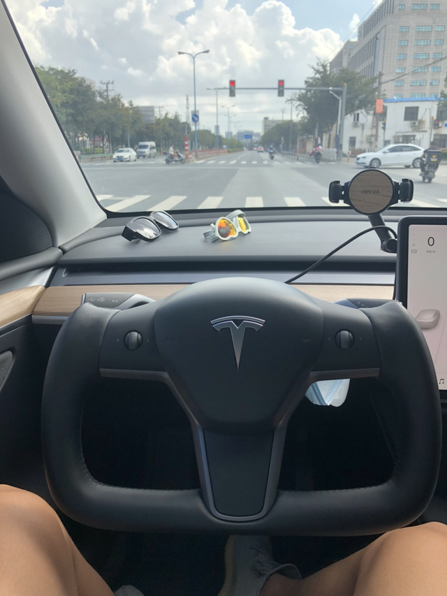 yoke方向盘已换好心心念念的仿yoke方向盘换好了，视野超好，开起来很舒服，