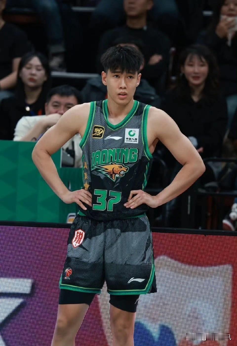 李虎翼大概率永久转会山西汾酒男篮！有消息说，辽宁本钢男篮后卫球员李虎翼将被山西