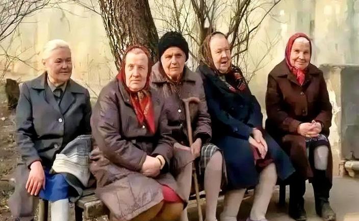 当年我们和美国都去乌克兰挖人才，我们开的条件远不如美国，去美国的超过400人，但
