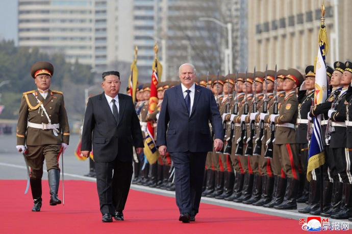 【金正恩与卢卡申科签友好合作条约】朝鲜与白俄罗斯签署友好合作条约据朝中社27日