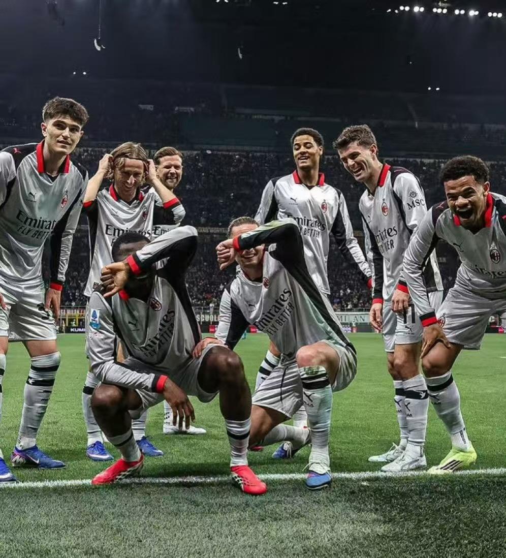 快乐米兰，致敬莱奥！米兰3比2胜都灵的比赛中，进球后拉比奥和福法纳做起了莱奥标
