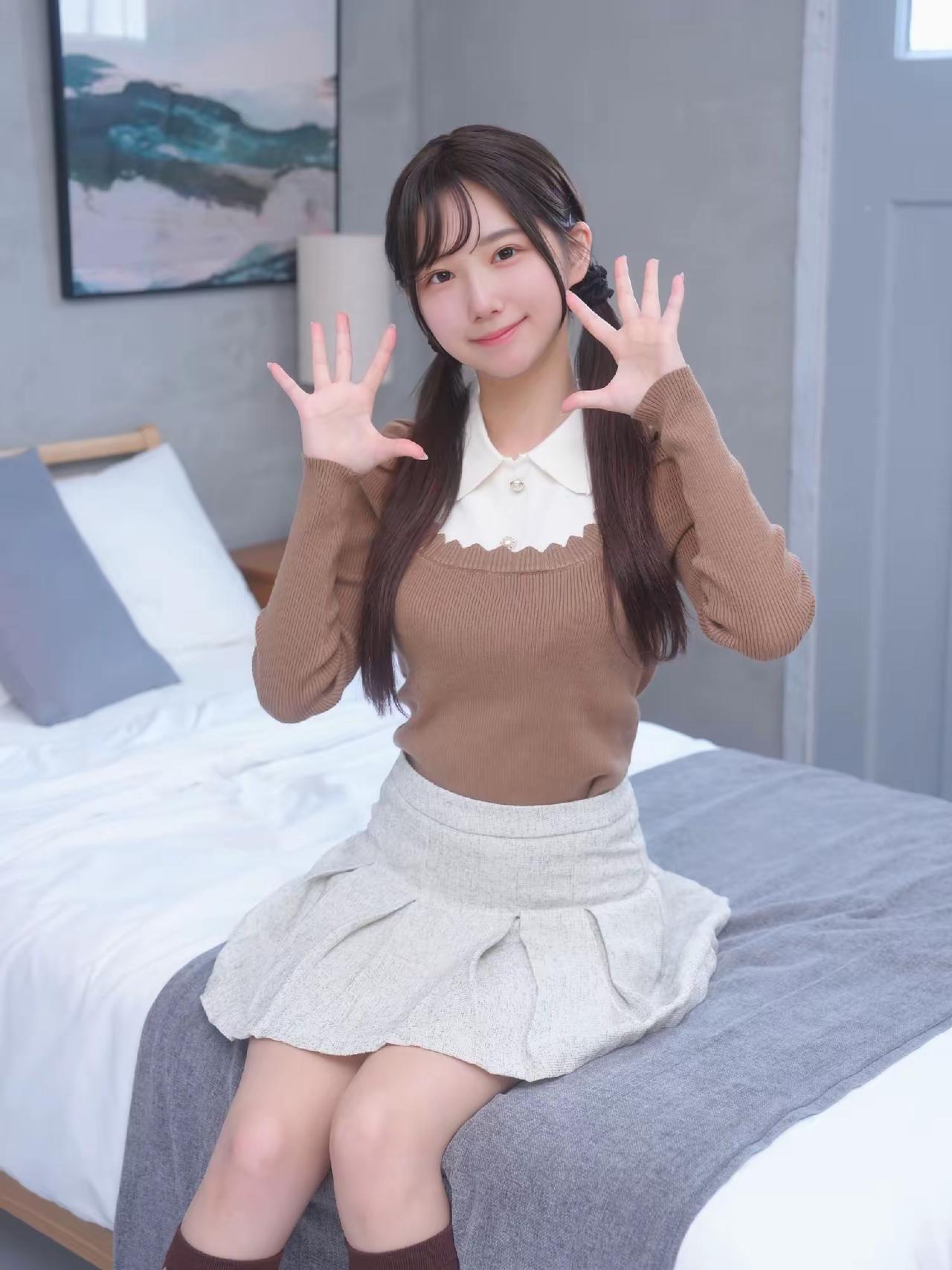 这个女孩在卧室里摆了个可爱的姿势。