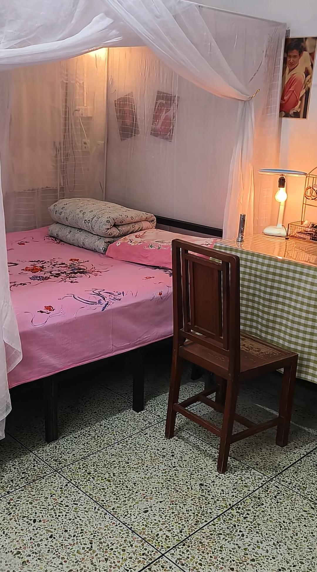 温馨小卧室，床边有桌椅。我是八零后，90年代这是我的卧室，怎么样？和你的有区别吗