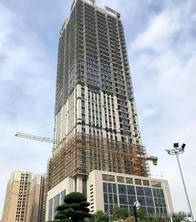 佛山那座171米的“第一烂尾楼”威达大厦终于重生了！等这一天足足等了七年。201