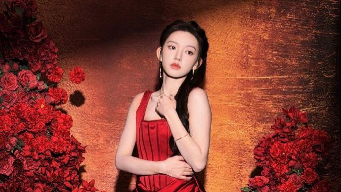 程潇红色热烈妆造惊艳亮相,视觉冲击力满分!