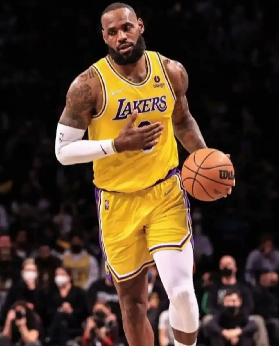 湖人icon战胜热火icon喜迎八连胜，詹姆斯icon成为湖人取胜的最大功臣，詹