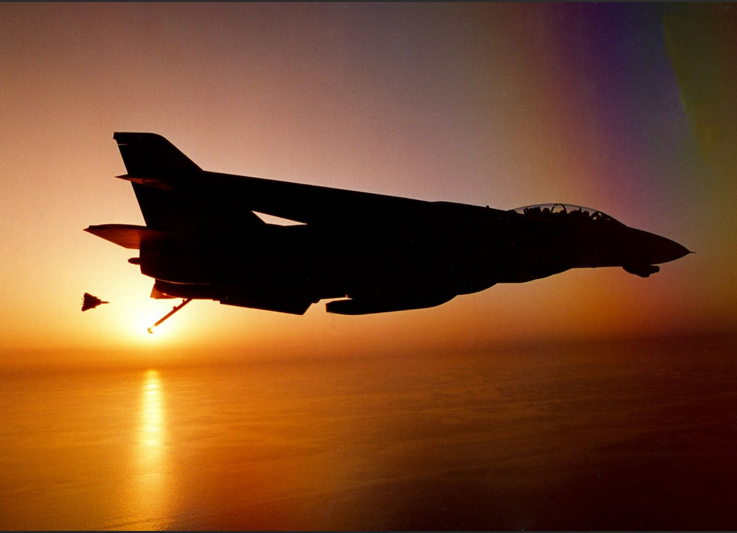 猫宁。霞光下的F-14大猫