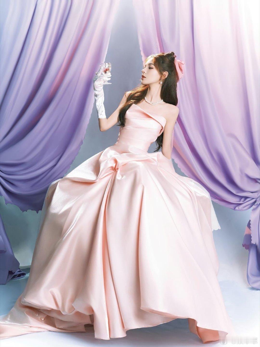 张予曦美商张予曦简直是美商天花板！自己化的妆惊艳全场，黑色礼服冷艳高贵，粉色