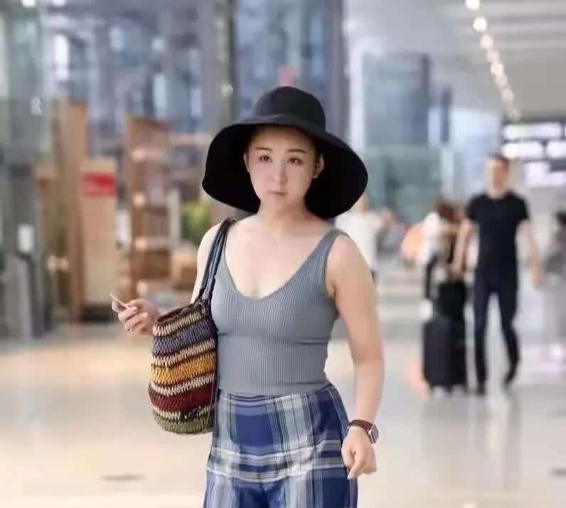 天呐，她怎么发福成这样了，腚大腰圆的，水桶腰，发腮的脸，看起来就是中年大妈了。以