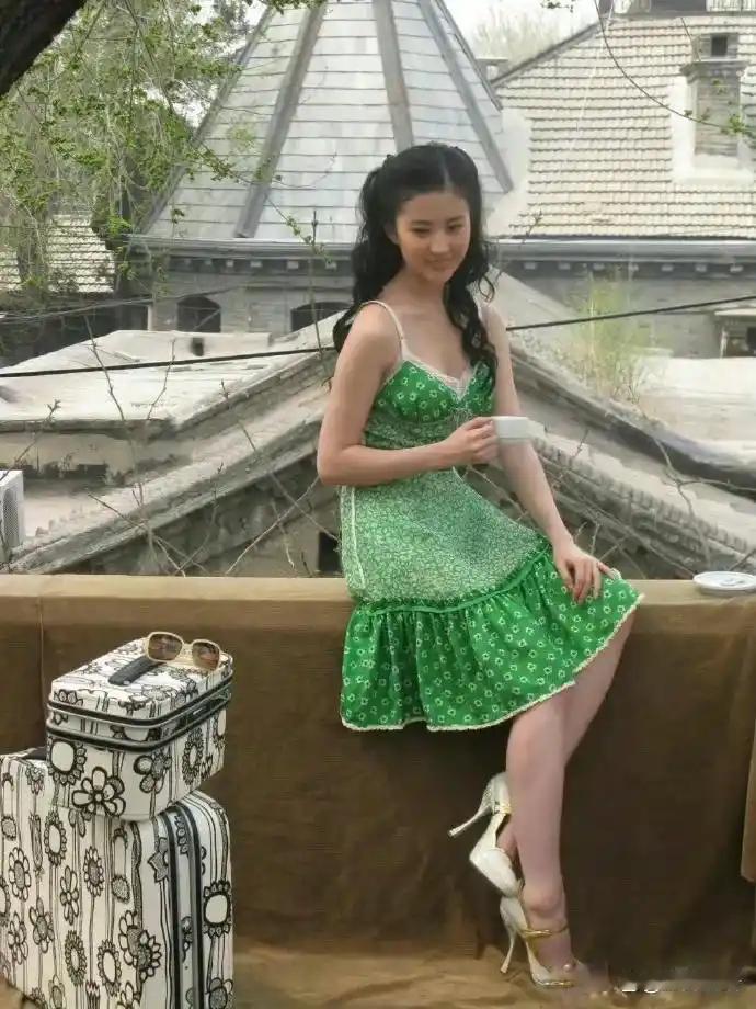 刘亦菲小时候好嫩，婴儿肥