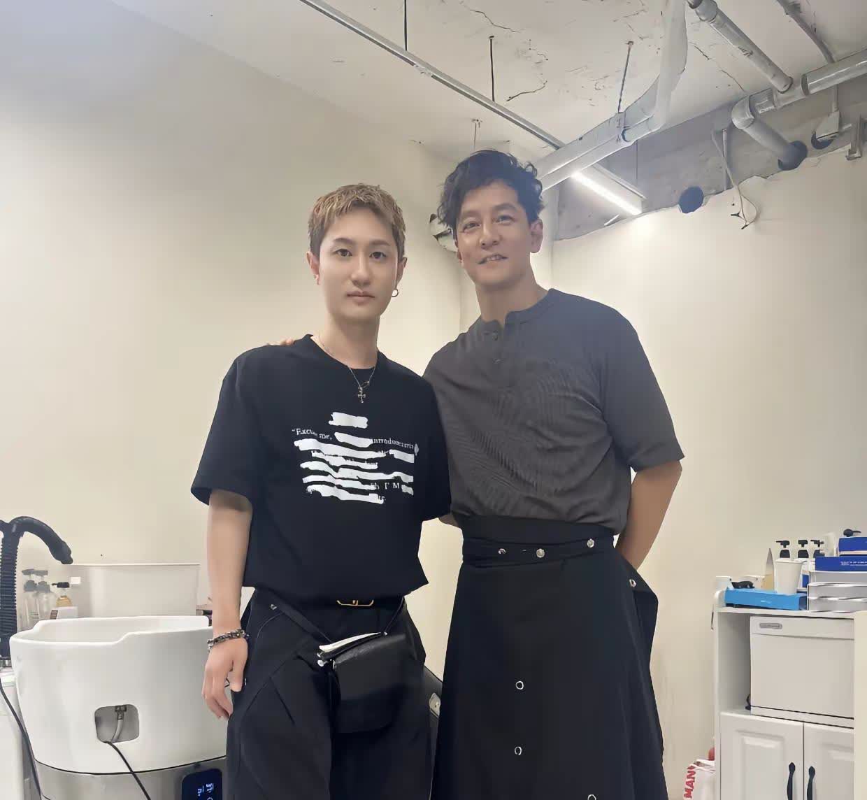 吴彦祖现身上海。51岁吴彦祖现身上海，去店里体验当理发师，穿着裙子，皮肤好粗糙