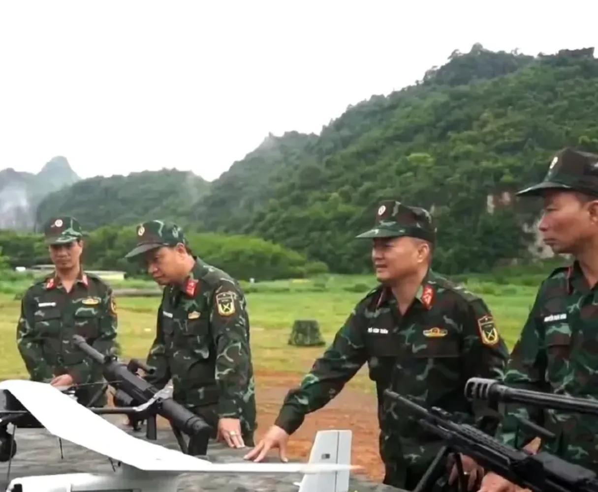 当解放军拿出装备后，越军的表情亮了目前解放军和越南陆军在广西进行的联合军事演习