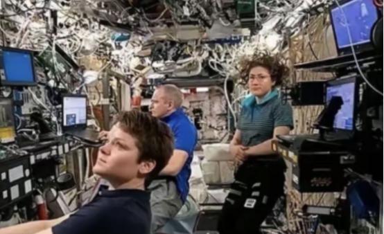 为什么大家都不提中国空间站了？因为没脸提，跟国际空间站差距太大！中国空间站进入