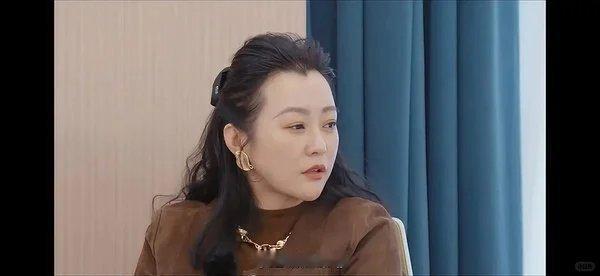 哈妮克孜因为戴眼镜探班被换角赫雷说的对“不红就是原罪，红了什么都是对的”！你已经