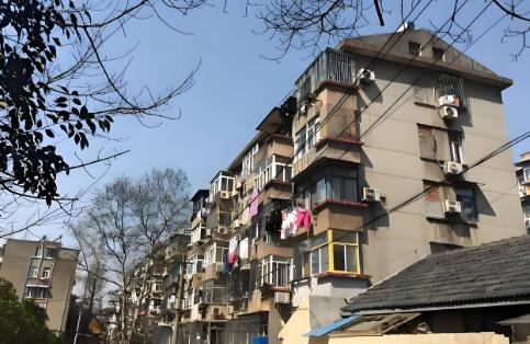 我表弟去年在环京买了一套“海景房”，销售说“高铁马上通，房价翻倍”。他砸锅卖铁凑